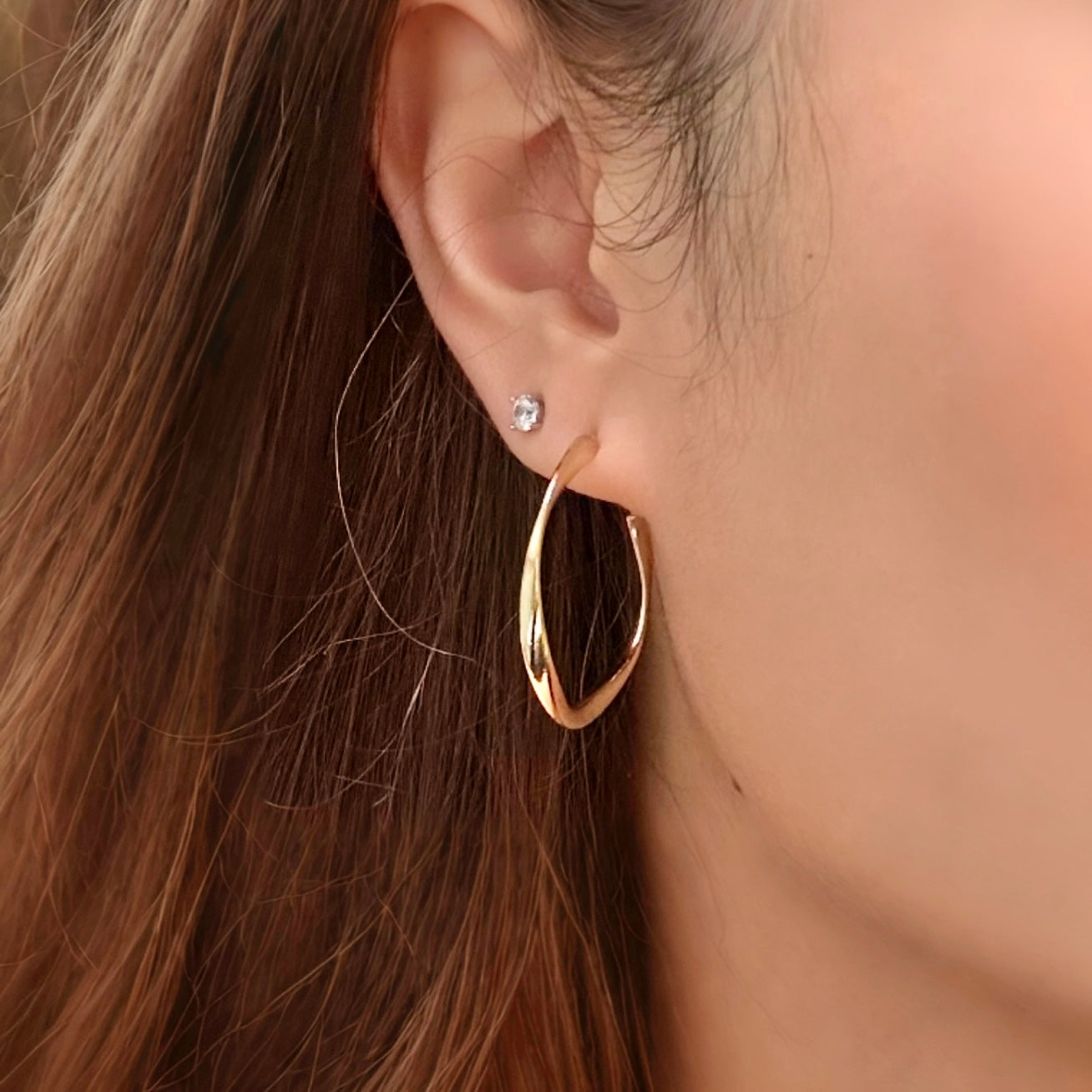 AUDREY Classic Four‑Prong Stud Earrings 