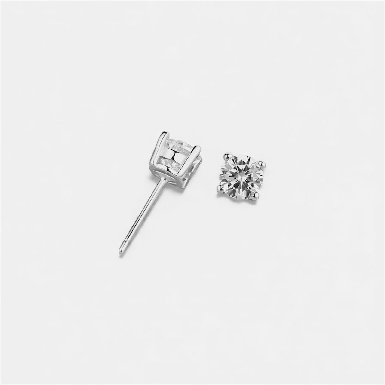 AUDREY Classic Four‑Prong Stud Earrings 